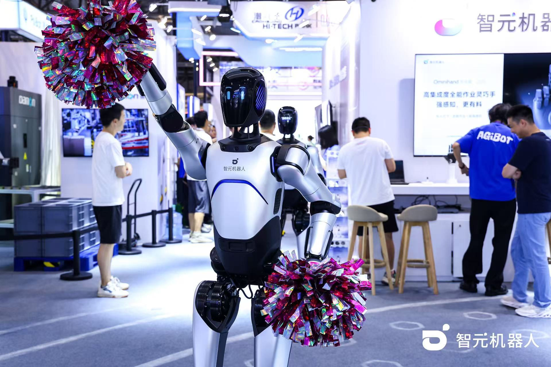 350vip浦京集团机器人 WAIC 首日展台火爆，机器...